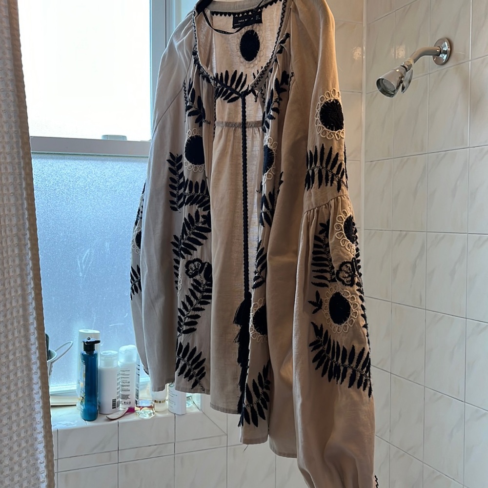 Zara Boho cream linen with black embroidery. Blouson sleeves. Tassels too!